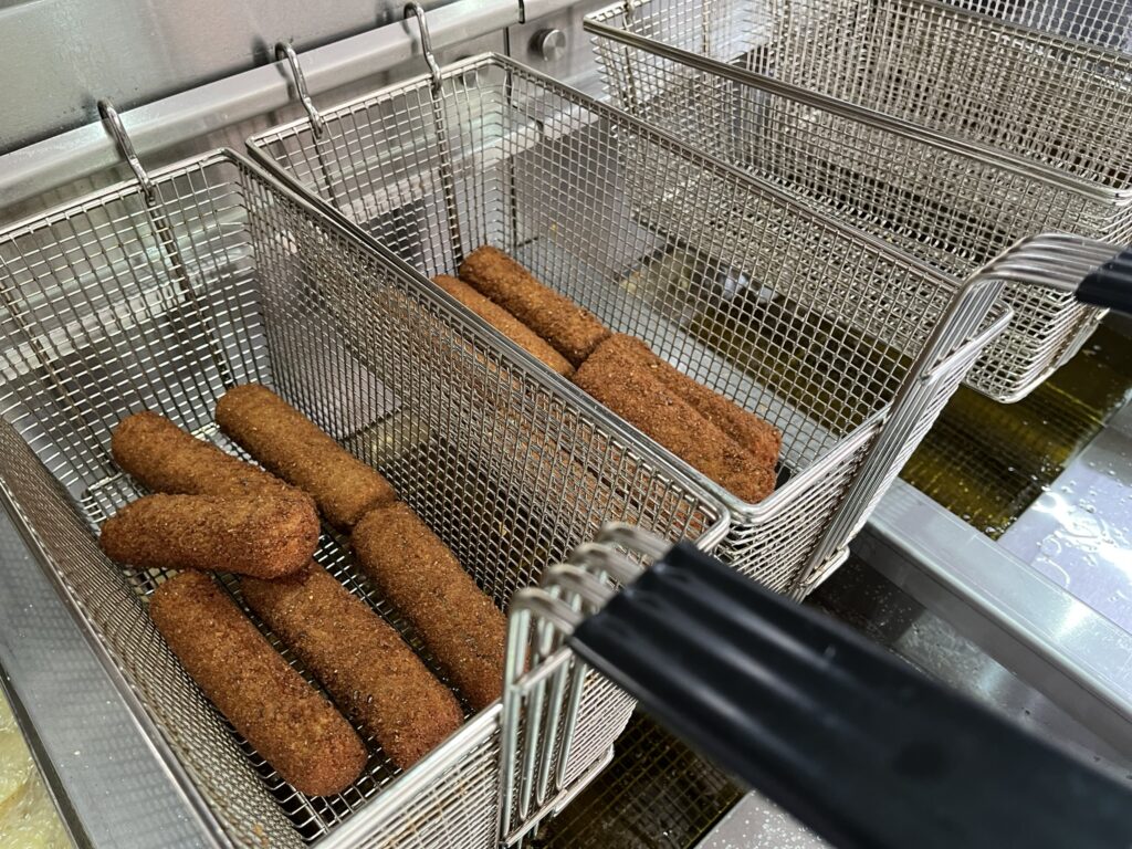 Vers gebakken kroketten in de frietkar van Opsmaak Catering